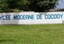 Au lycee moderne de Cocody a Abidjan les eleves regrettent lagression de lun de leurs professeurs par certains de leurs camarades