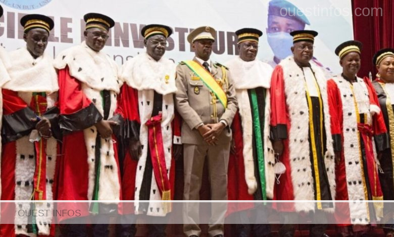 La Cour constitutionnelle du Mali sest declaree incompetente pour examiner une plainte visant lannulation de la decision prise par le pouvoir militaire de suspendre les activites des partis
